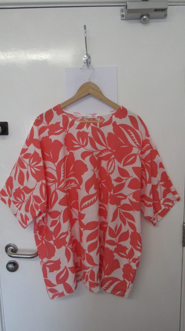 New Coral and White Floral Top One Size fits sizes 18 20 22
