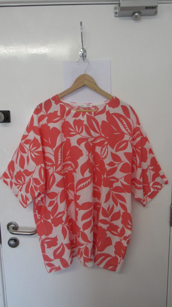 New Coral and White Floral Top One Size fits sizes 18 20 22 - Image 2