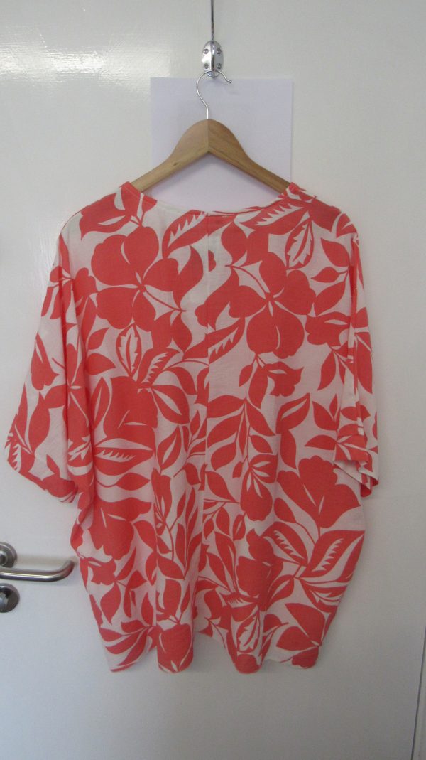 New Coral and White Floral Top One Size fits sizes 18 20 22 - Image 6
