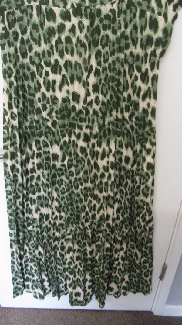 New Ladies Khaki Green Animal Print Pleated Maxi Dress One Size fits sizes 14 16 18 20 - Image 4