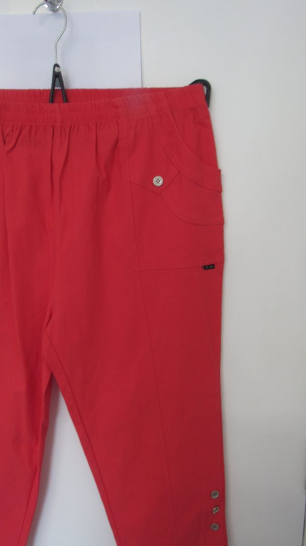 Cherry Berry Red 3/4 length stretchy trousers Size T7 UK 20 - Image 3