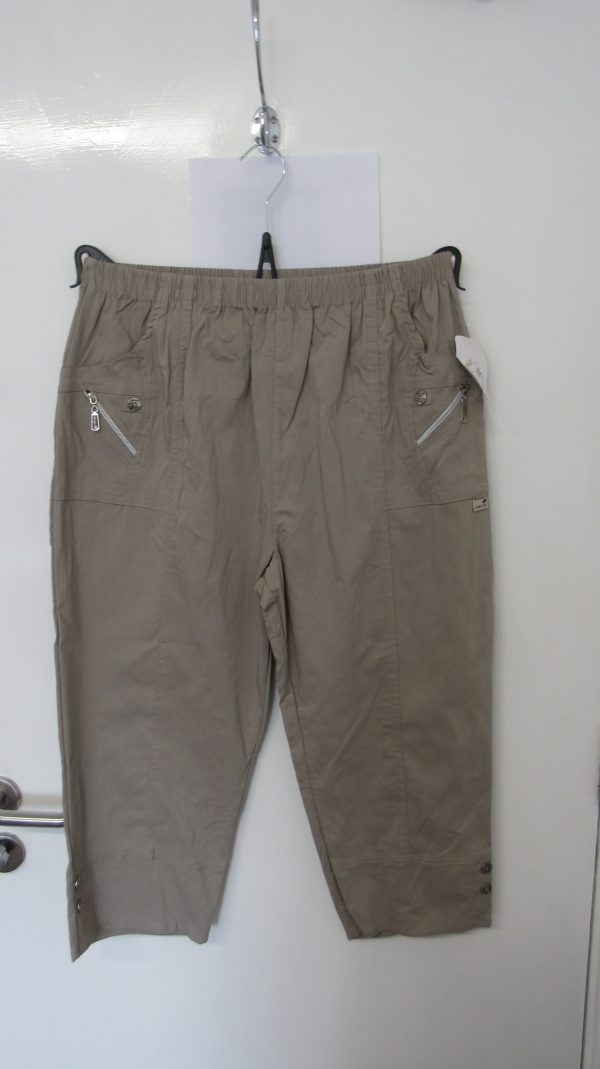 Cherry Berry Beige 3/4 length stretchy trousers Size T6 UK 18 - Image 2