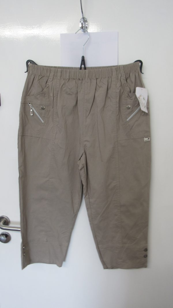 Cherry Berry Beige 3/4 length stretchy trousers Size T6 UK 18 - Image 4