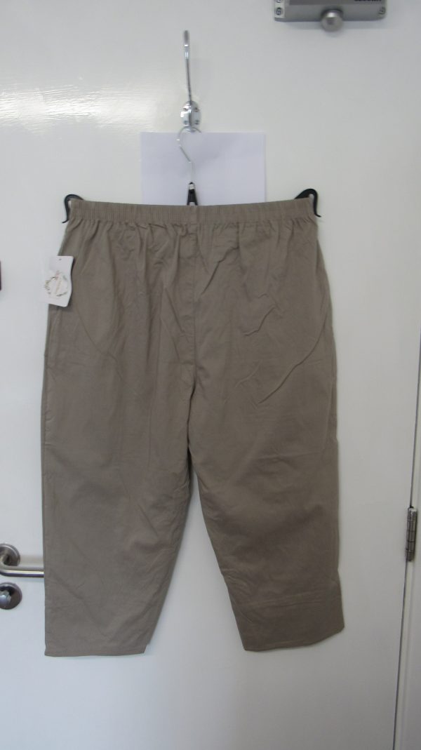 Cherry Berry Beige 3/4 length stretchy trousers Size T6 UK 18 - Image 5