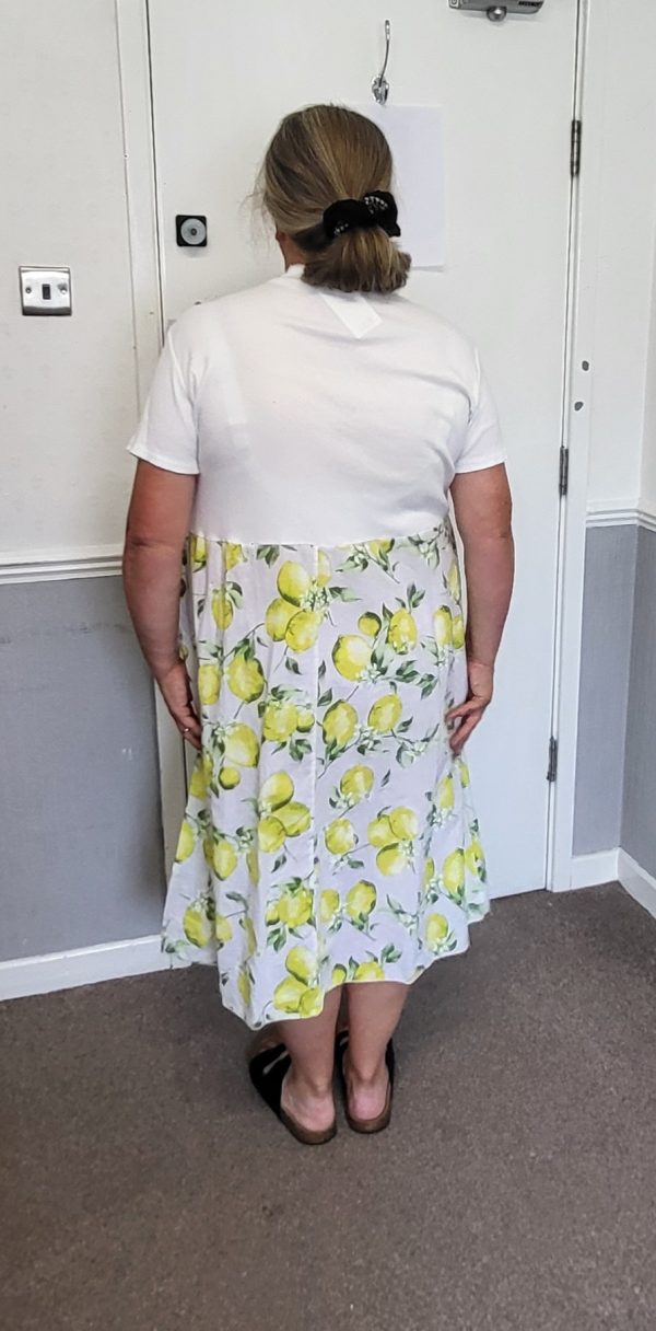 New Ladies White with Lemon print dress Pockets One Size fits sizes 16 18 20 22 - Image 9