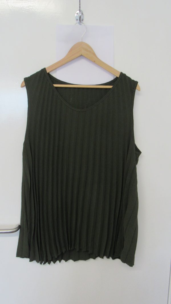 New Ladies Khaki Green Pleated Sleeveless Top One Size fits sizes 18 20 22 - Image 2