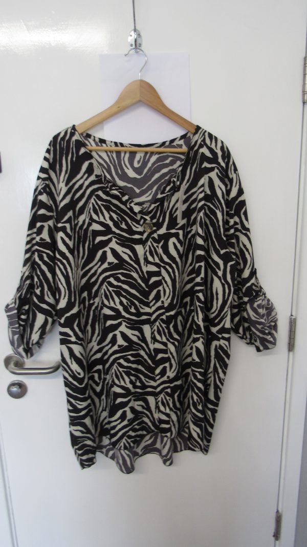 New Ladies Black White Zebra Print Tunic Top One Size fits sizes 18 20 22 - Image 2