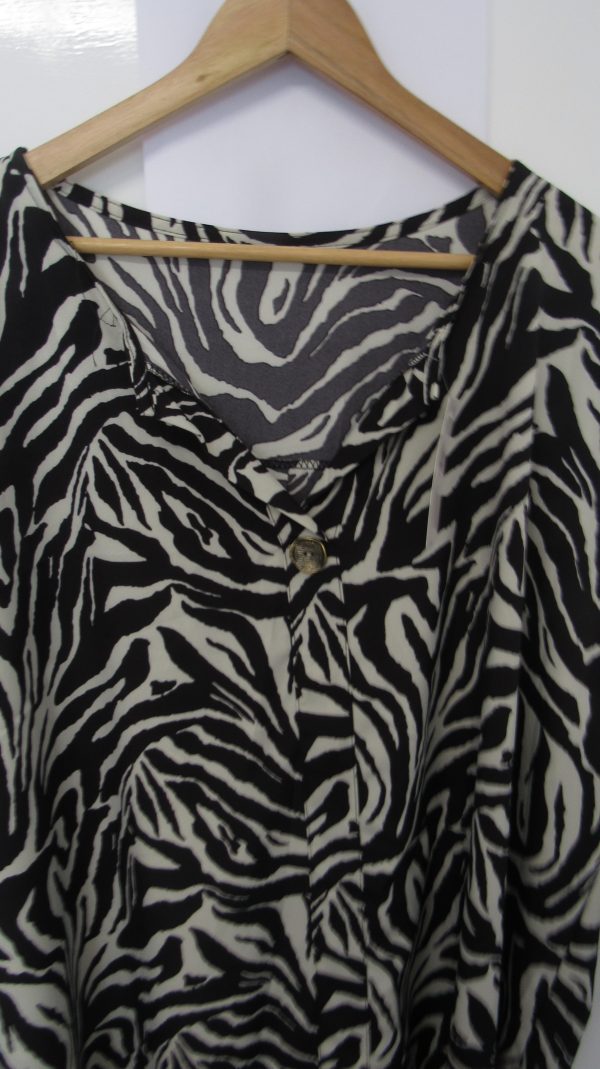 New Ladies Black White Zebra Print Tunic Top One Size fits sizes 18 20 22 - Image 3