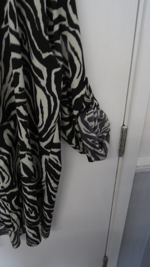 New Ladies Black White Zebra Print Tunic Top One Size fits sizes 18 20 22 - Image 5