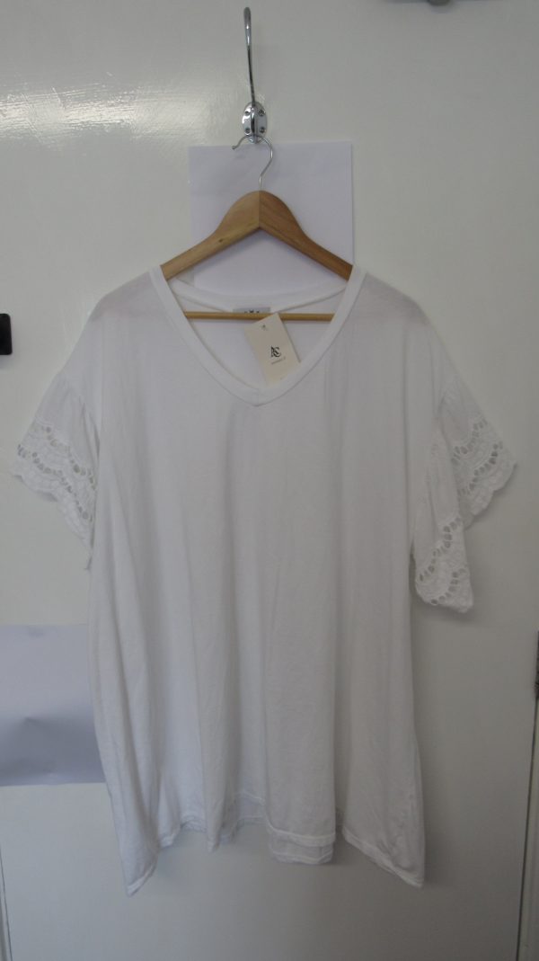 New Ladies White Plus Size V Neck T-shirt One Size fits sizes 18 20 22 24