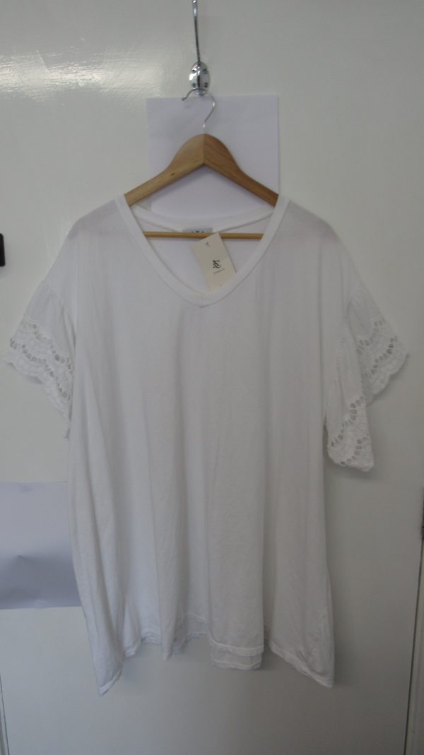 New Ladies White Plus Size V Neck T-shirt One Size fits sizes 18 20 22 24 - Image 2