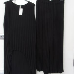 New Ladies Black Pleated 2 Piece suit Trousers and top One Size fits sizes 18 20 22