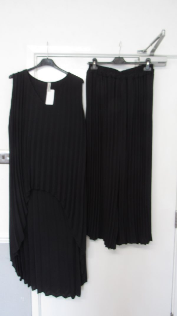 New Ladies Black Pleated 2 Piece suit Trousers and top One Size fits sizes 18 20 22