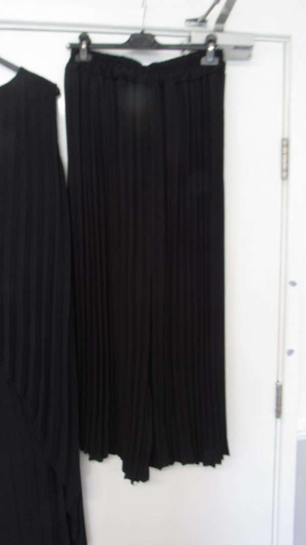 New Ladies Black Pleated 2 Piece suit Trousers and top One Size fits sizes 18 20 22 - Image 4