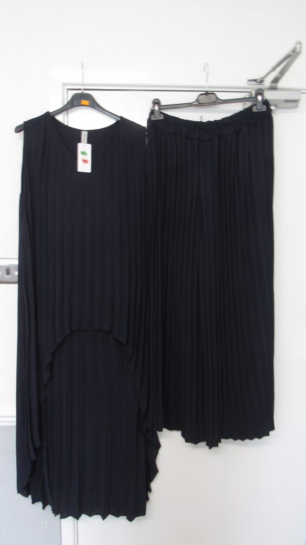 New Ladies Navy Blue Pleated 2 Piece suit Trousers and top One Size fits sizes 18 20 22