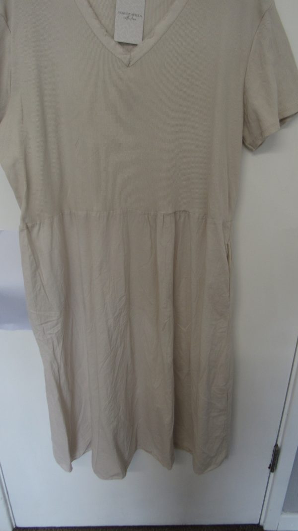 New Ladies Beige dress Pockets One Size fits sizes 16 18 20 22 - Image 4