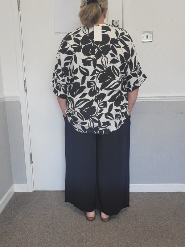 New Black and White Floral Top One Size fits sizes 18 20 22 NON RETURNABLE - Image 10