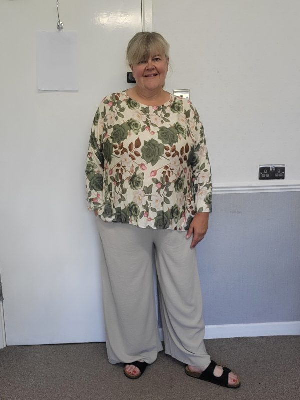New Ladies Beige Floral Lightweight Jumper One Size fits sizes 16 18 20 22 - Image 5