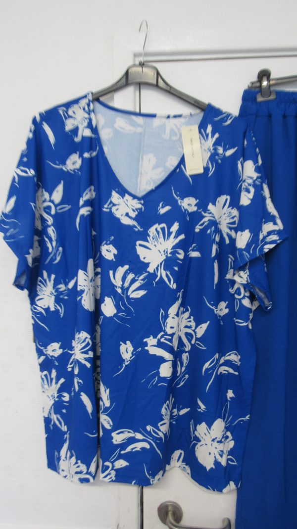New Ladies Plus Size Royal Blue Printed 2 Piece Co Ord Set With V Neck Top & Trousers One size fits sizes 18 20 22 NON RETURNABLE - Image 3