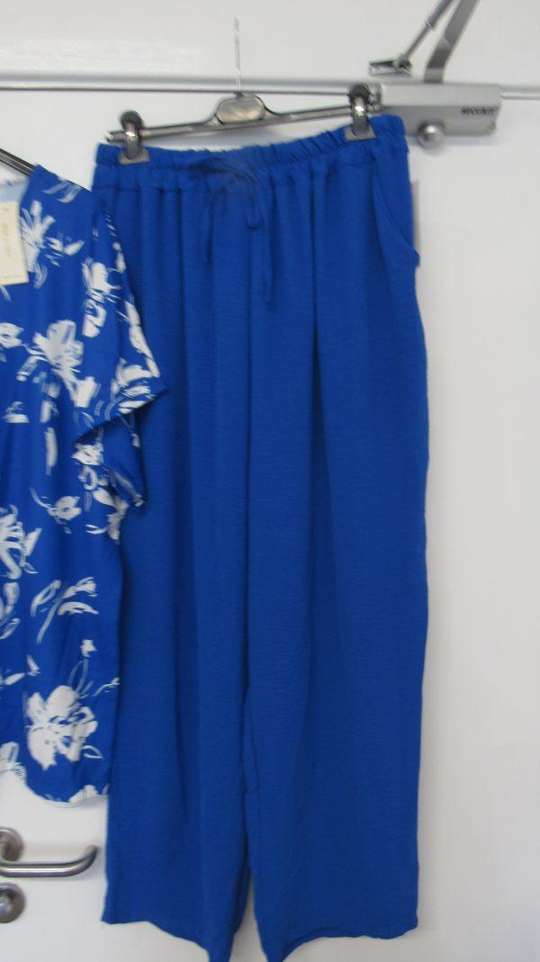 New Ladies Plus Size Royal Blue Printed 2 Piece Co Ord Set With V Neck Top & Trousers One size fits sizes 18 20 22 NON RETURNABLE - Image 4