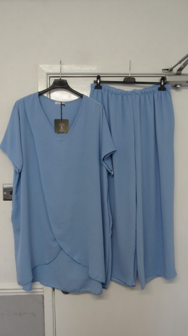 New Ladies Plus Size Light Blue Printed 2 Piece Co Ord Set With V Neck Top & Trousers One size fits sizes 18 20 22 NON RETURNABLE