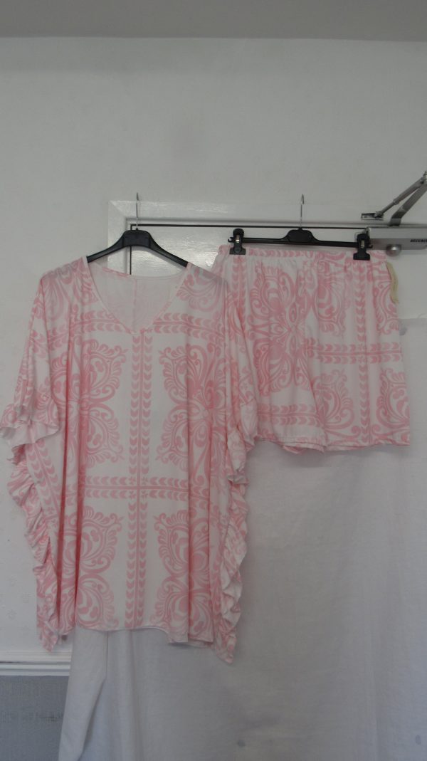 New Ladies Plus Size Light Pink Printed 2 Piece Co Ord Set With V Neck Top & Shorts One size fits sizes 18 20 22 Non RETURNABLE - Image 2