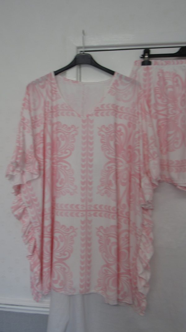 New Ladies Plus Size Light Pink Printed 2 Piece Co Ord Set With V Neck Top & Shorts One size fits sizes 18 20 22 Non RETURNABLE - Image 3