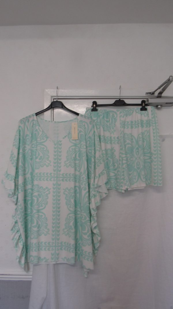 New Ladies Plus Size Mint Green Printed 2 Piece Co Ord Set With V Neck Top & Shorts One size fits sizes 18 20 22 Non RETURNABLE