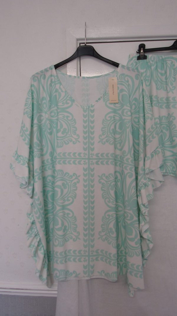 New Ladies Plus Size Mint Green Printed 2 Piece Co Ord Set With V Neck Top & Shorts One size fits sizes 18 20 22 Non RETURNABLE - Image 3