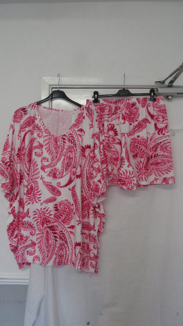 New Ladies Plus Size Cerise Pink Printed 2 Piece Co Ord Set With V Neck Top & Shorts One size fits sizes 18 20 22 Non RETURNABLE - Image 2