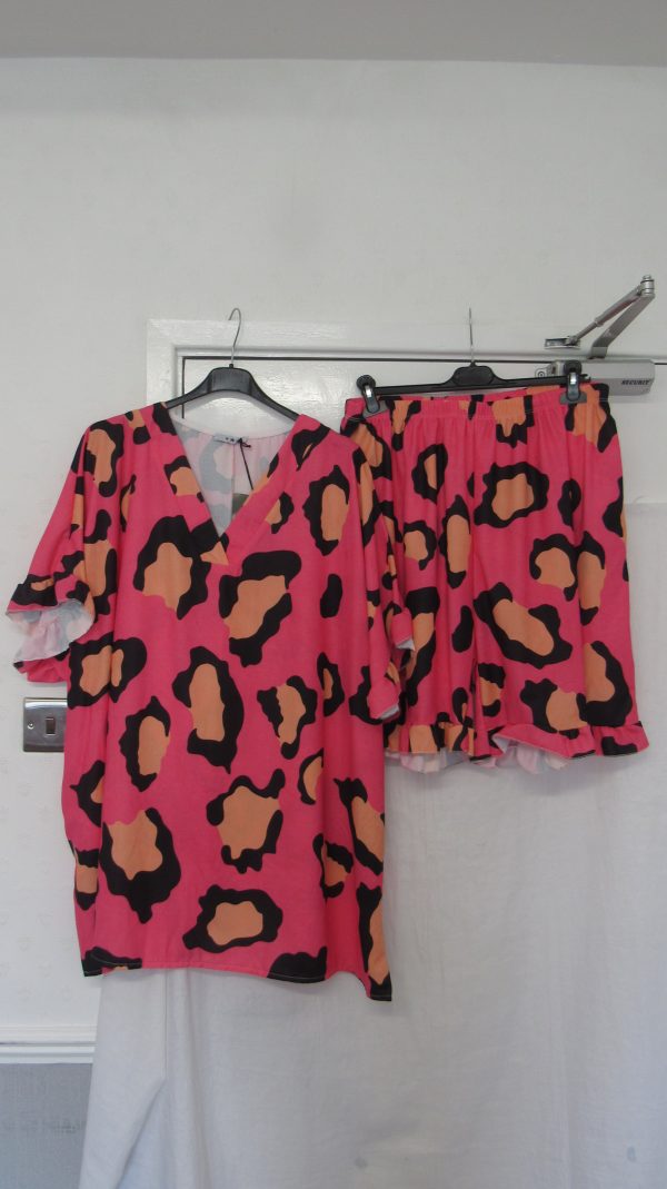 New Ladies Plus Size Cerise Pink Leopard Print 2 Piece Co Ord Set With V Neck Top & Shorts One size fits sizes 18 20 22 Non RETURNABLE - Image 2