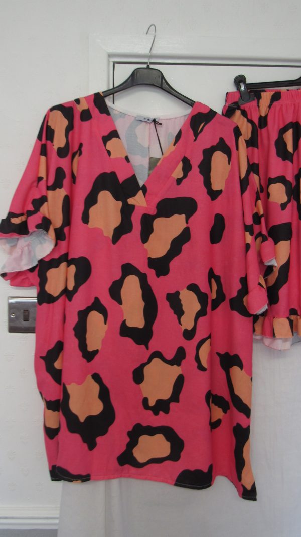 New Ladies Plus Size Cerise Pink Leopard Print 2 Piece Co Ord Set With V Neck Top & Shorts One size fits sizes 18 20 22 Non RETURNABLE - Image 3