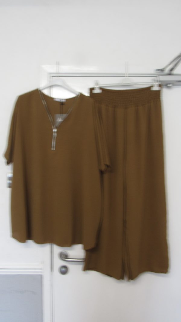New Ladies Plus Size Brown 2 Piece Co Ord Set With V Neck Top & Trousers One size fits sizes 18 20 22 NON RETURNABLE - Image 2