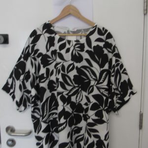 New Black and White Floral Top One Size fits sizes 18 20 22 NON RETURNABLE