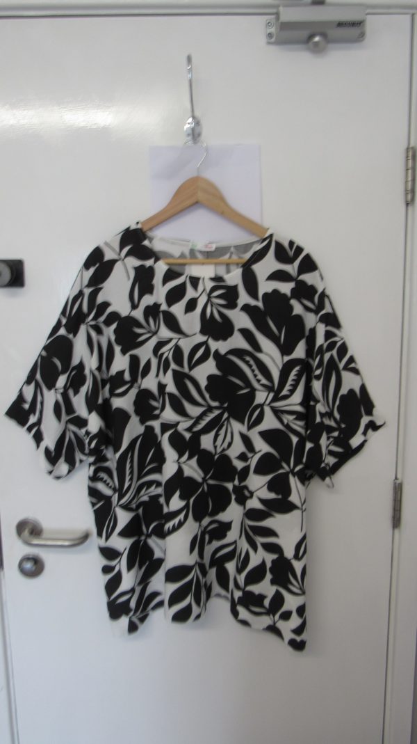 New Black and White Floral Top One Size fits sizes 18 20 22 NON RETURNABLE