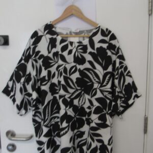 New Black and White Floral Top One Size fits sizes 18 20 22 NON RETURNABLE