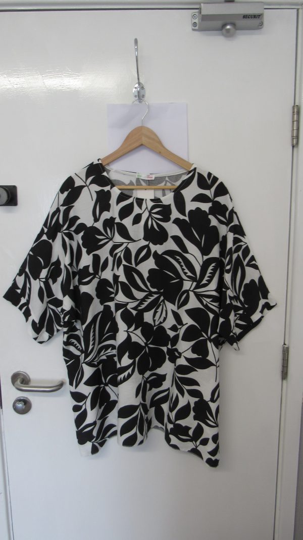 New Black and White Floral Top One Size fits sizes 18 20 22 NON RETURNABLE - Image 2