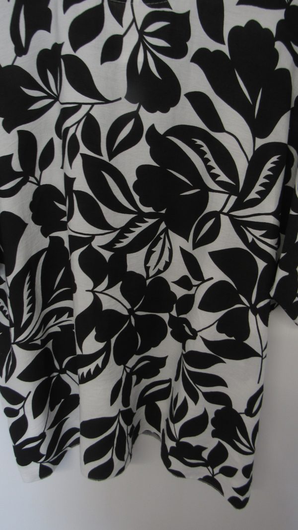 New Black and White Floral Top One Size fits sizes 18 20 22 NON RETURNABLE - Image 4