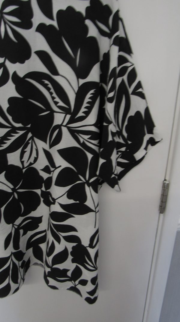 New Black and White Floral Top One Size fits sizes 18 20 22 NON RETURNABLE - Image 5
