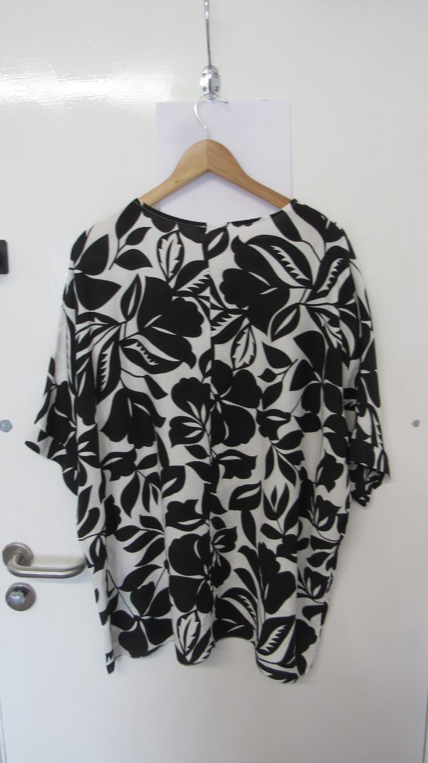 New Black and White Floral Top One Size fits sizes 18 20 22 NON RETURNABLE - Image 7