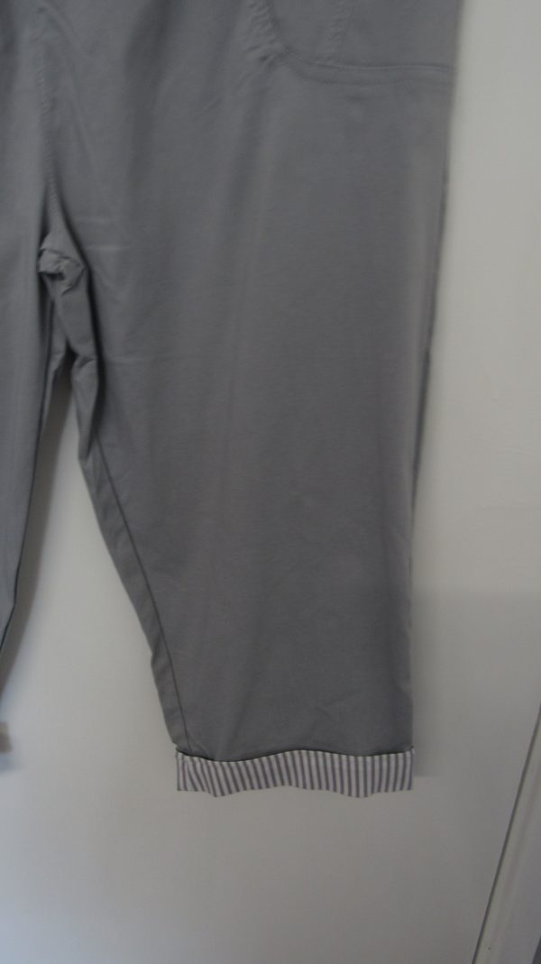 Cherry Berry Grey Stripe 3/4 Length Trousers Size T7 UK 20 - Image 4