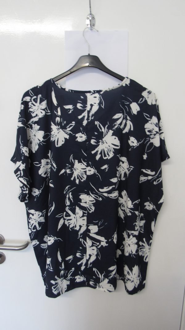 Navy Blue Print V Neck Top One Size fits sizes 18 20 22 24 - Image 4