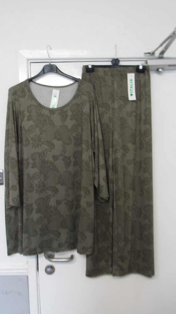 New Ladies Green Pattern Top and Trousers Co-ord Set One Size fits sizes 18 20 22 - Image 2