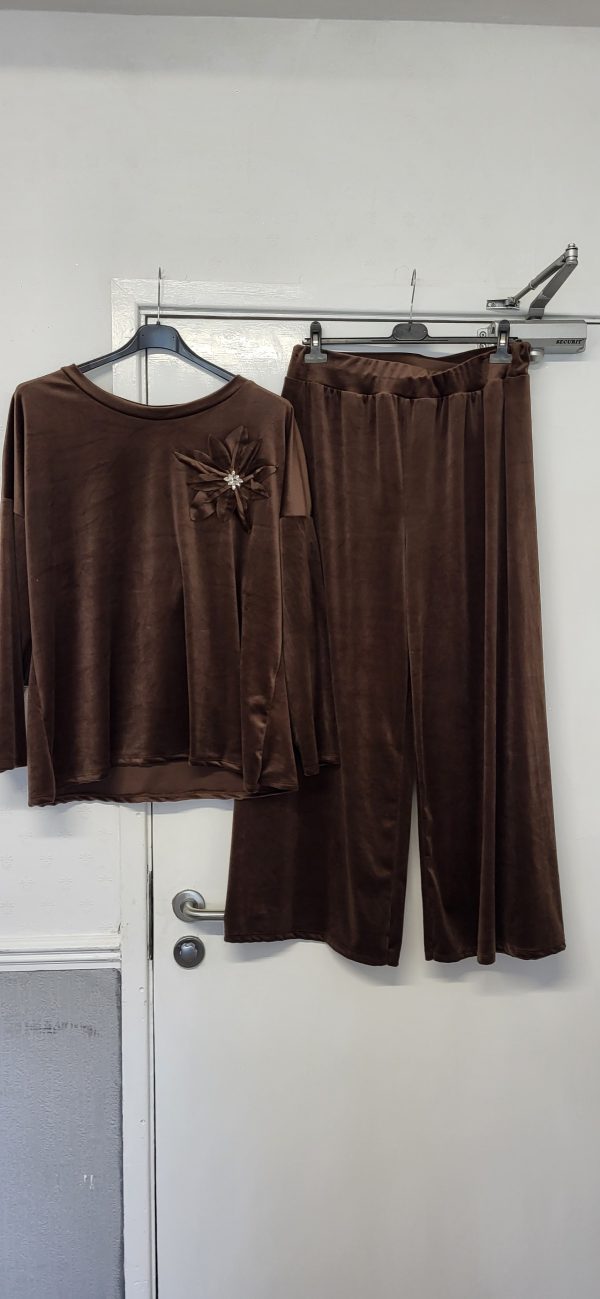 New Ladies Brown Flower Velour 2 piece set One Size fits sizes 14 16 18 20
