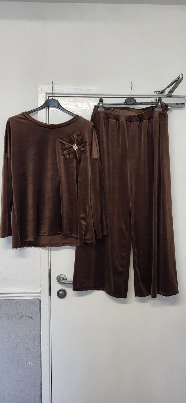 New Ladies Brown Flower Velour 2 piece set One Size fits sizes 14 16 18 20 - Image 2