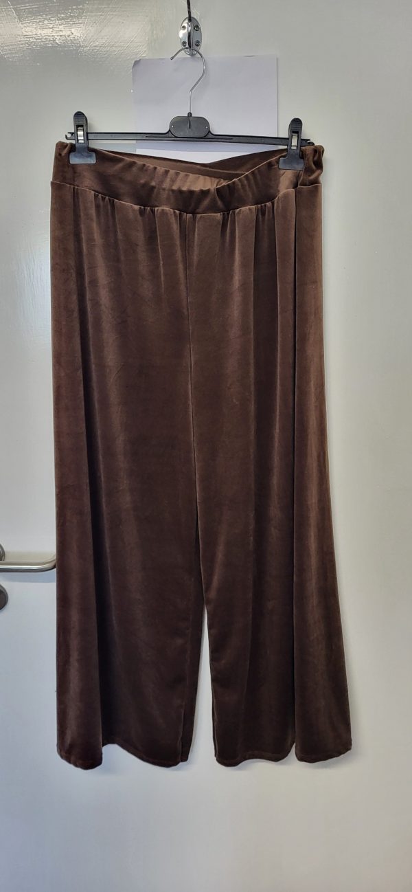 New Ladies Brown Flower Velour 2 piece set One Size fits sizes 14 16 18 20 - Image 3