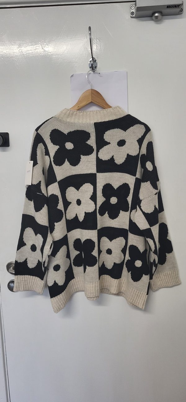 New Ladies Beige with Black Flower Jumper One Size fits sizes 18 20 22 - Image 5