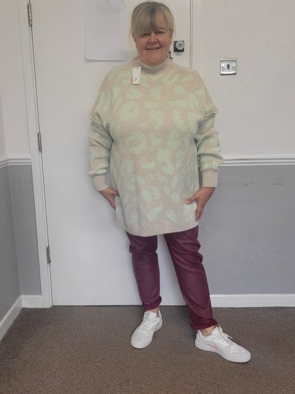 New Ladies Mint Green and Beige Leopard Print Long Jumper One Size fits sizes 18 20 22 24 - Image 6